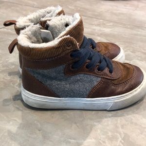 Stylish wool and leather sneakers